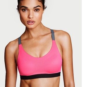 Victoria’s Secret Lightweight Sport Bra in Prettypink